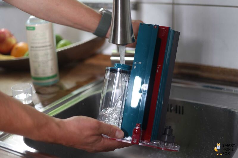 Der Dyson V15s Submarine: Wasser einfüllen